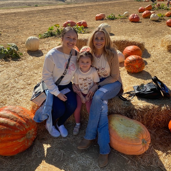 Meet your Posher, Danielle - Picture 1 of 1